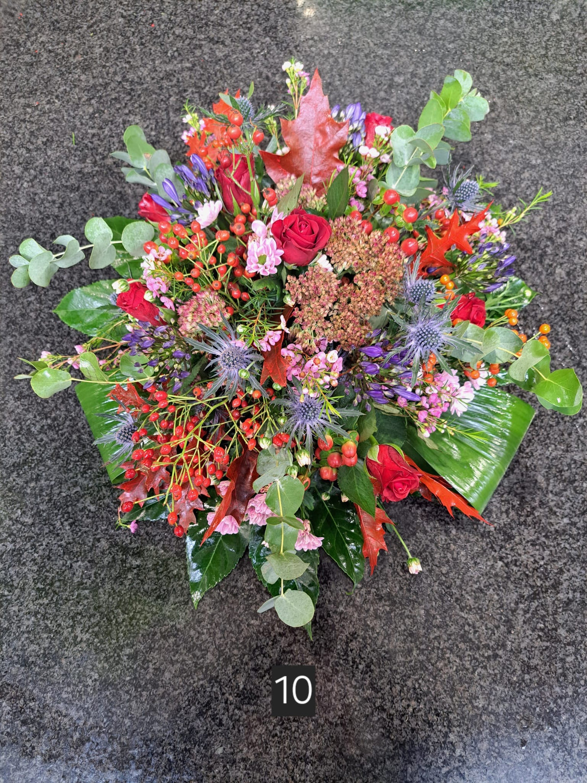 Bloemstuk rond op graftakhouder rood