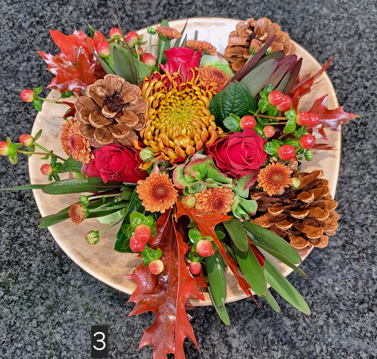 Bloemstuk herfsttinten in schaal