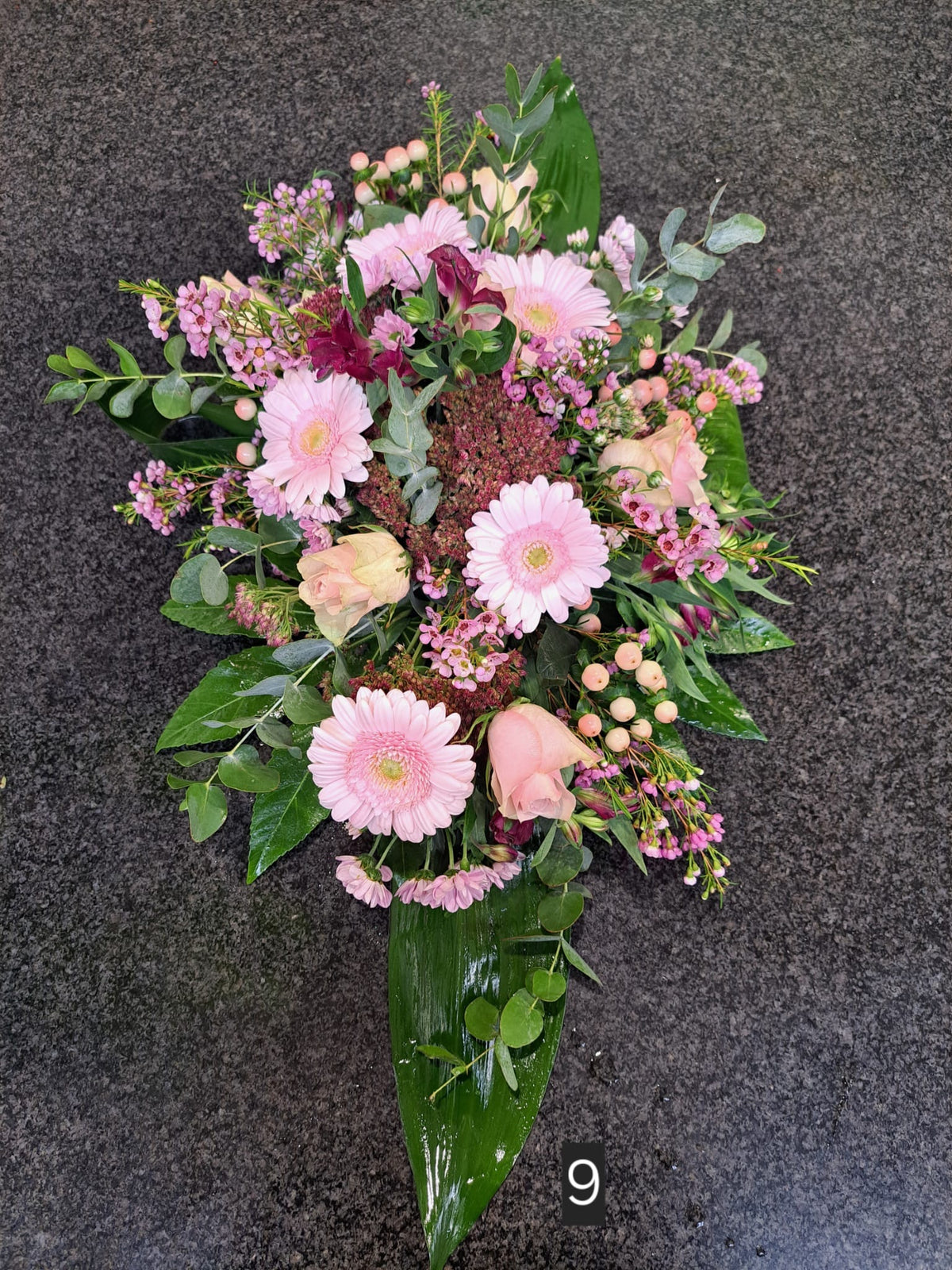 Bloemstuk roze graftakhouder lang