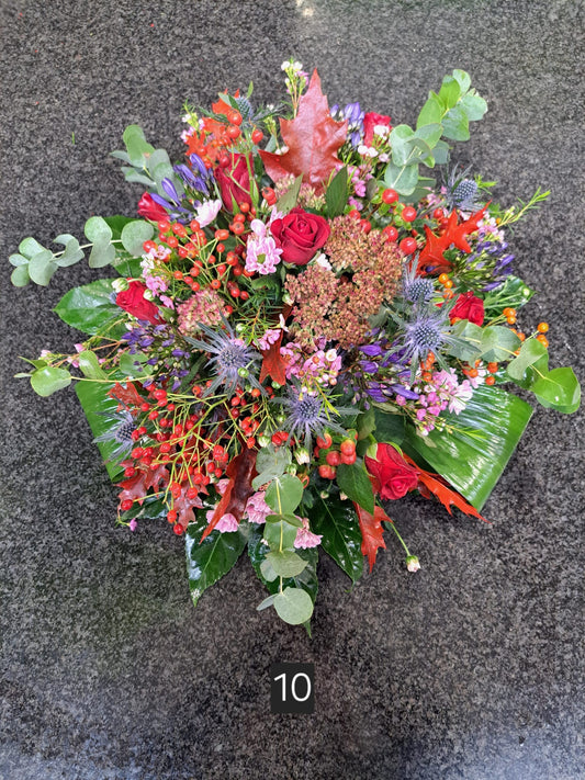 Bloemstuk rond op graftakhouder rood
