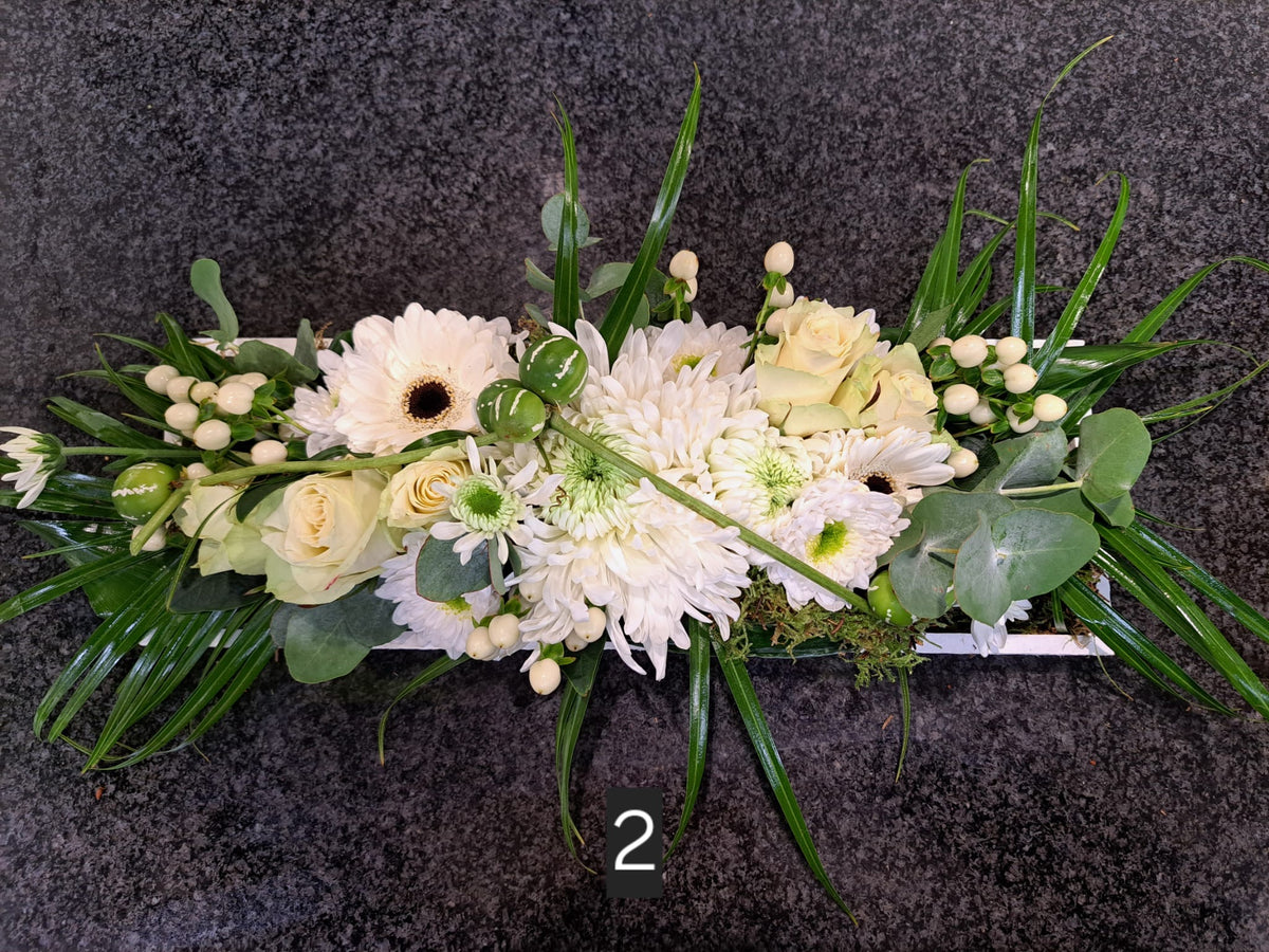 Bloemstuk langwerpig in schaal wit