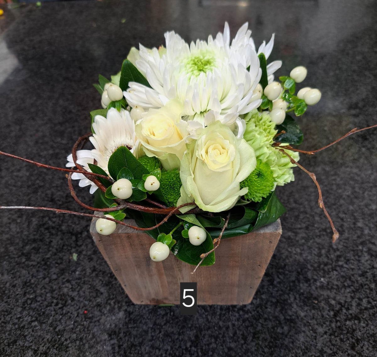 Bloemstuk vierkant in schaal wit