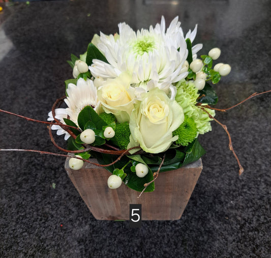 Bloemstuk vierkant in schaal wit